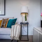 Vivi Homes - Dali - Pool, Sauna, Gym & Sea View Apartment *