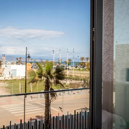 Vivi Homes - Dali Pool, Sauna, Gym & Sea View شقة *